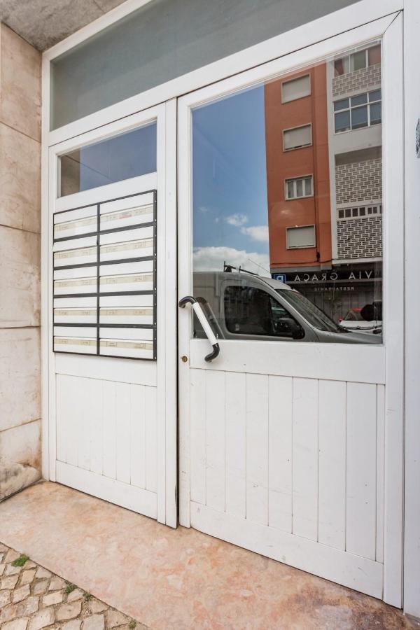Stroll To Coffee Shops Near A Renovated Hillside Apartment In Graca Lisbon Luaran gambar
