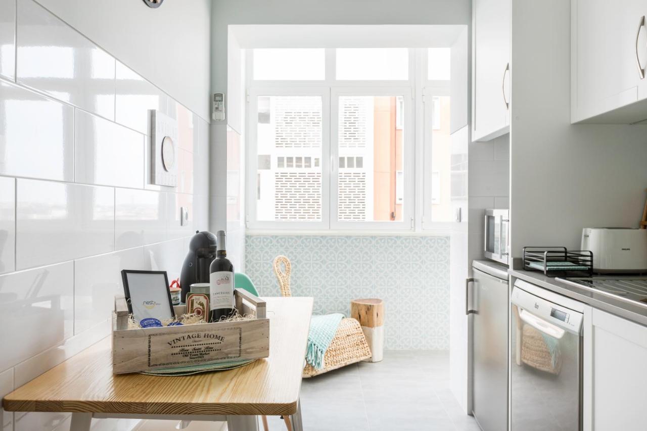 Stroll To Coffee Shops Near A Renovated Hillside Apartment In Graca Lisbon Luaran gambar