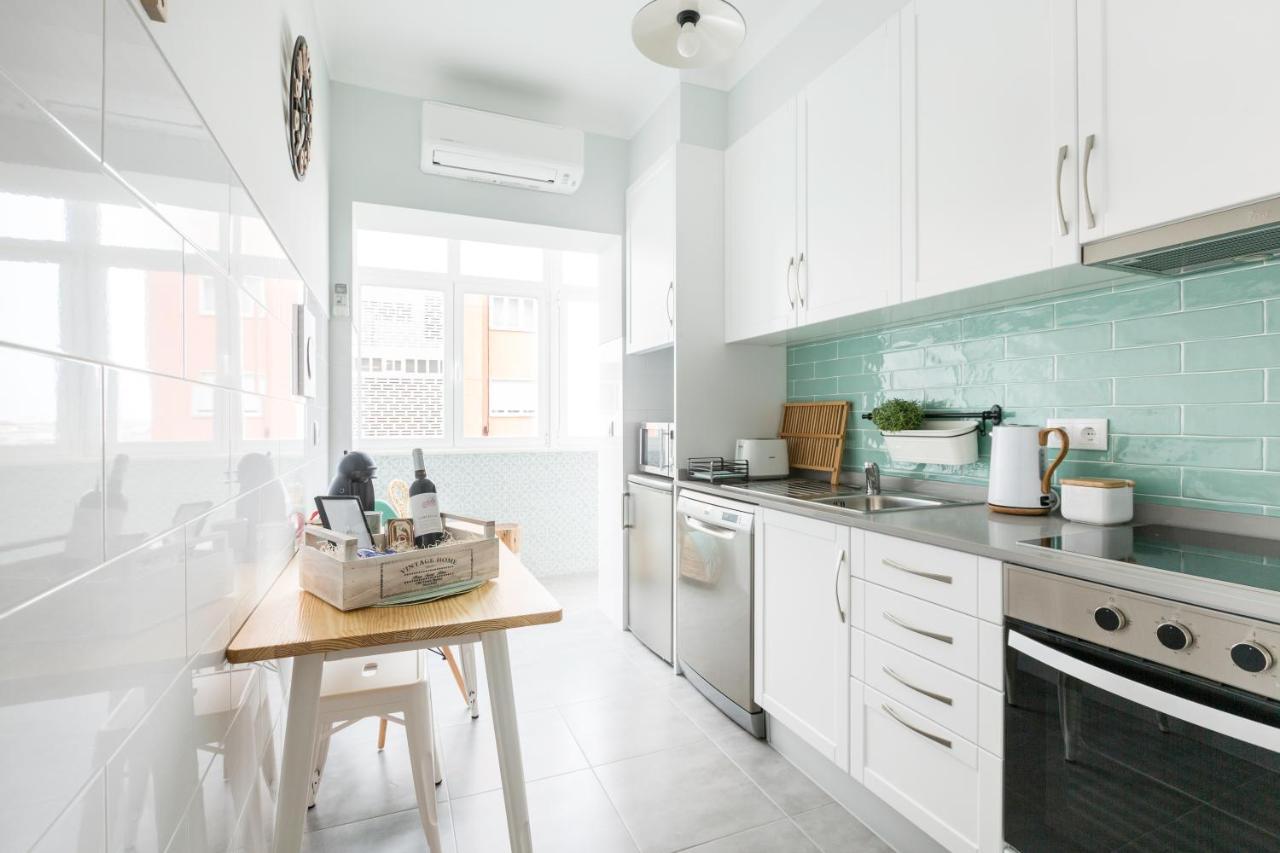 Stroll To Coffee Shops Near A Renovated Hillside Apartment In Graca Lisbon Luaran gambar