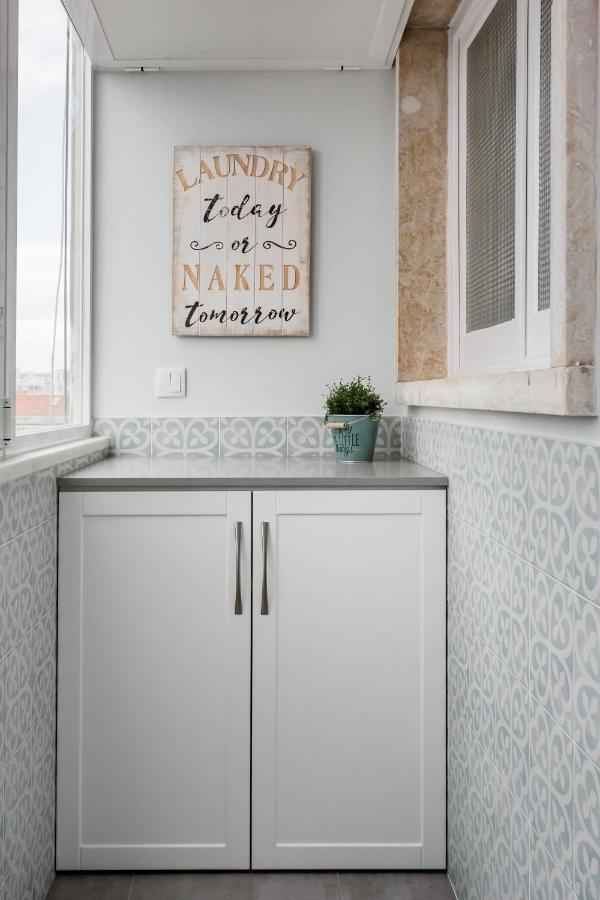 Stroll To Coffee Shops Near A Renovated Hillside Apartment In Graca Lisbon Luaran gambar