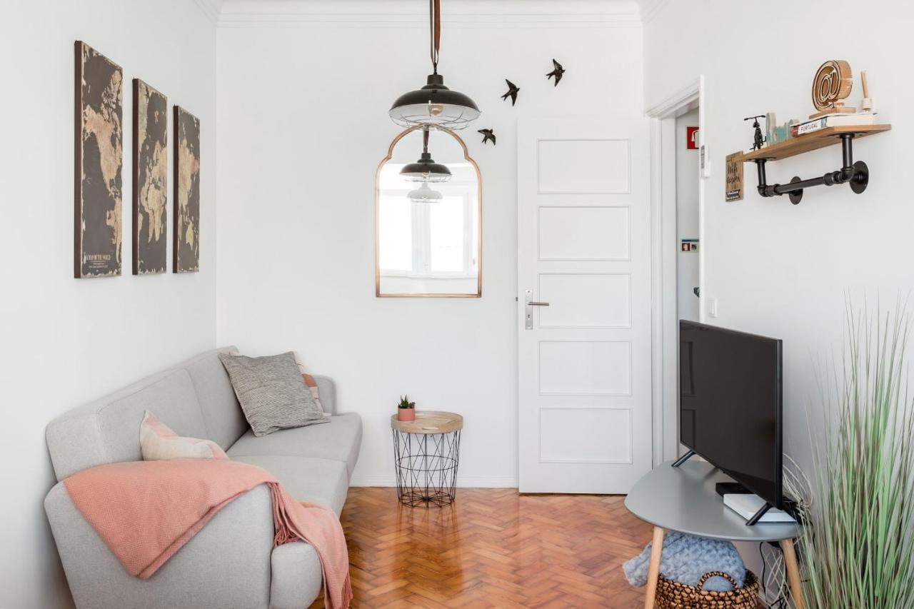 Stroll To Coffee Shops Near A Renovated Hillside Apartment In Graca Lisbon Luaran gambar