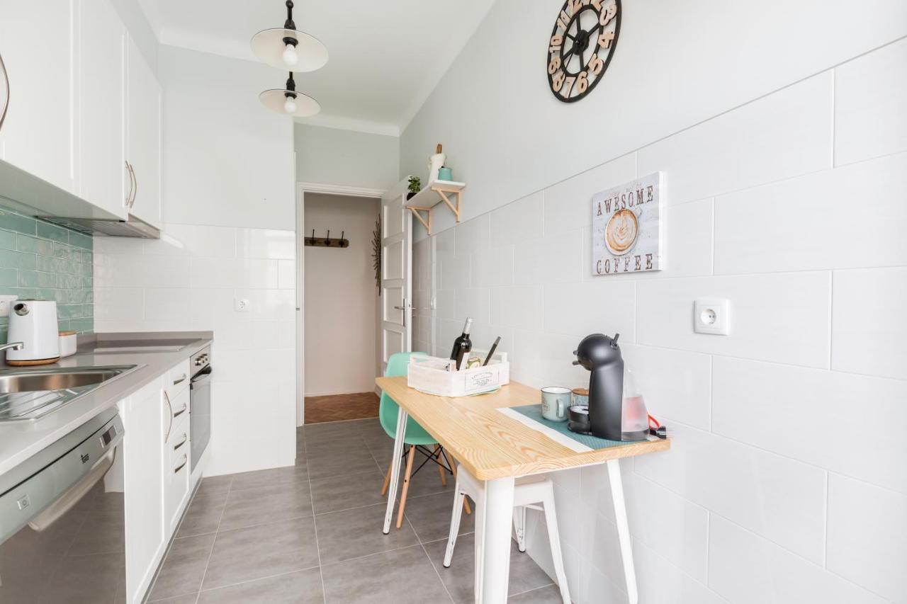 Stroll To Coffee Shops Near A Renovated Hillside Apartment In Graca Lisbon Luaran gambar
