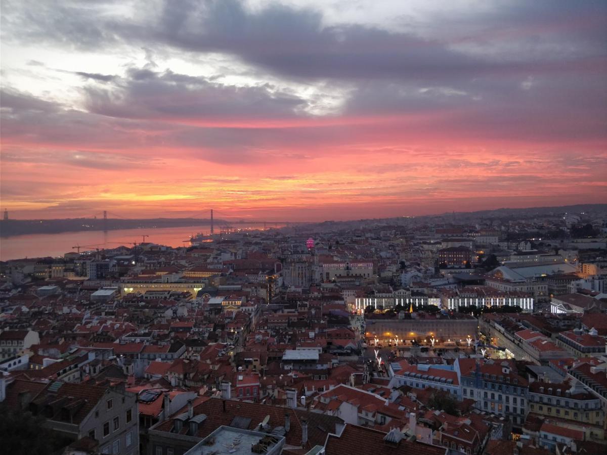 Stroll To Coffee Shops Near A Renovated Hillside Apartment In Graca Lisbon Luaran gambar