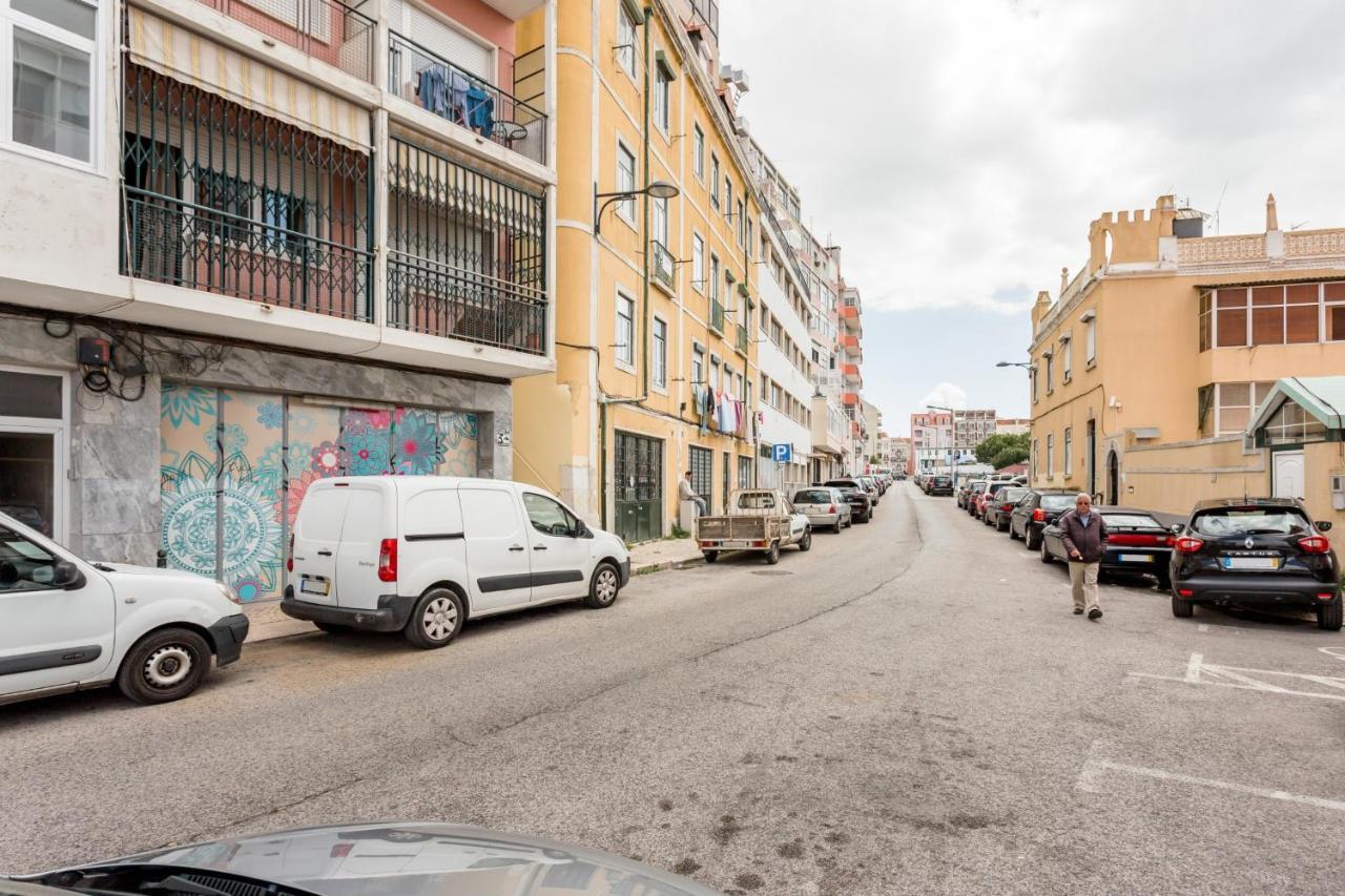 Stroll To Coffee Shops Near A Renovated Hillside Apartment In Graca Lisbon Luaran gambar