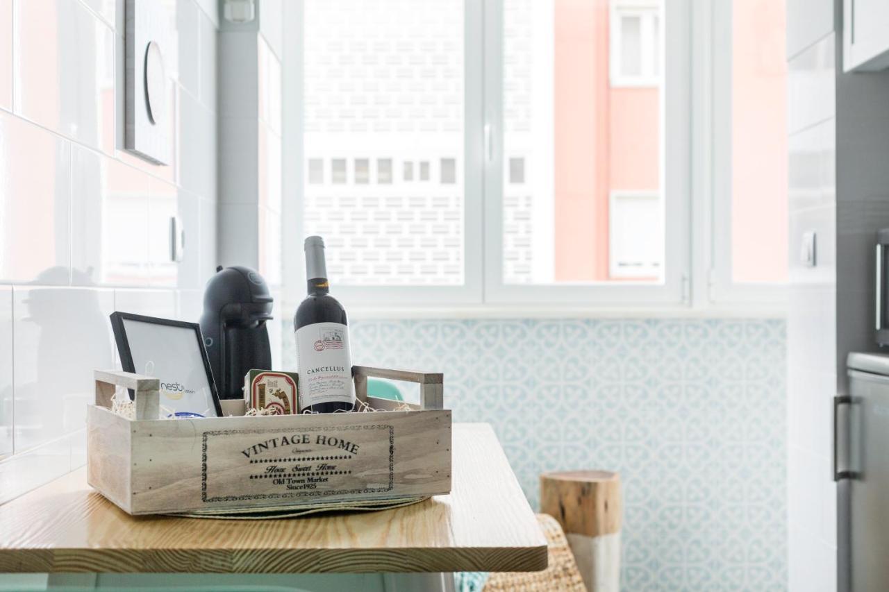 Stroll To Coffee Shops Near A Renovated Hillside Apartment In Graca Lisbon Luaran gambar