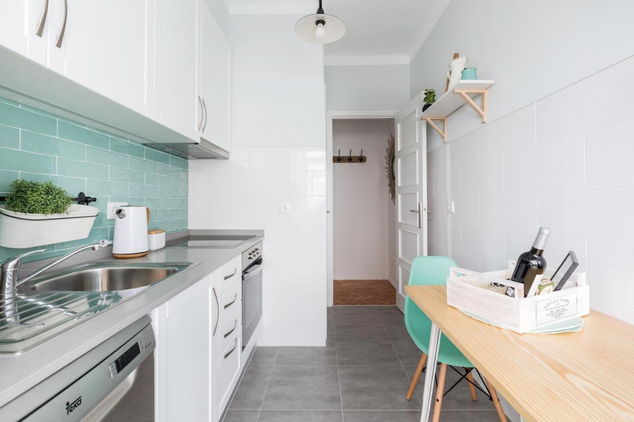 Stroll To Coffee Shops Near A Renovated Hillside Apartment In Graca Lisbon Luaran gambar