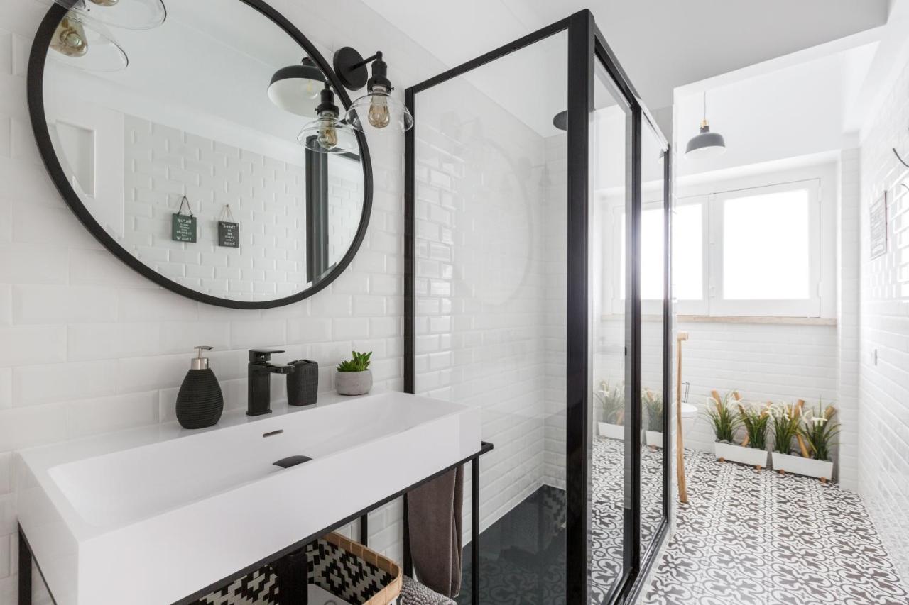 Stroll To Coffee Shops Near A Renovated Hillside Apartment In Graca Lisbon Luaran gambar