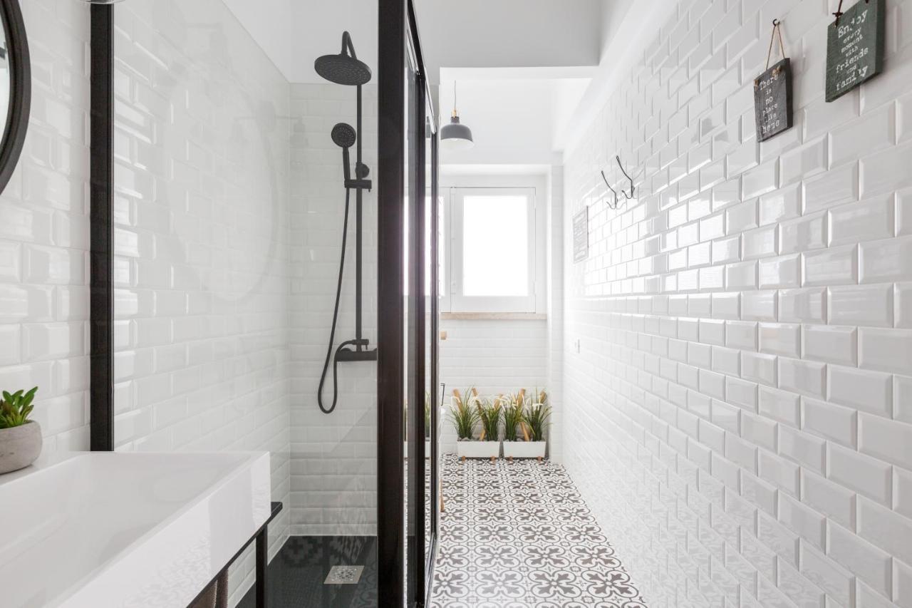 Stroll To Coffee Shops Near A Renovated Hillside Apartment In Graca Lisbon Luaran gambar