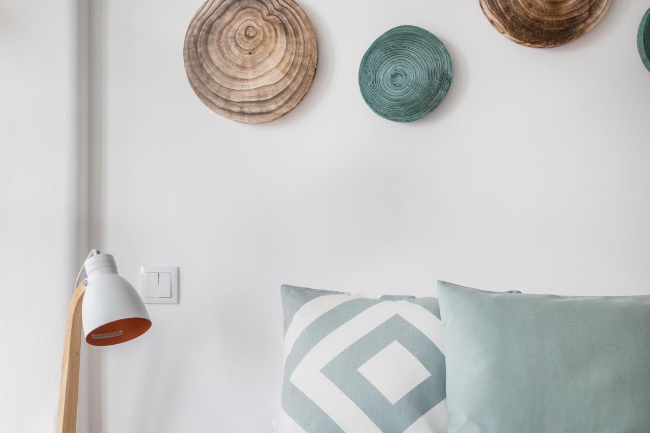 Stroll To Coffee Shops Near A Renovated Hillside Apartment In Graca Lisbon Luaran gambar
