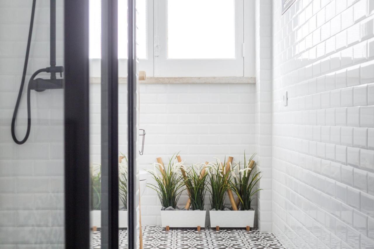 Stroll To Coffee Shops Near A Renovated Hillside Apartment In Graca Lisbon Luaran gambar
