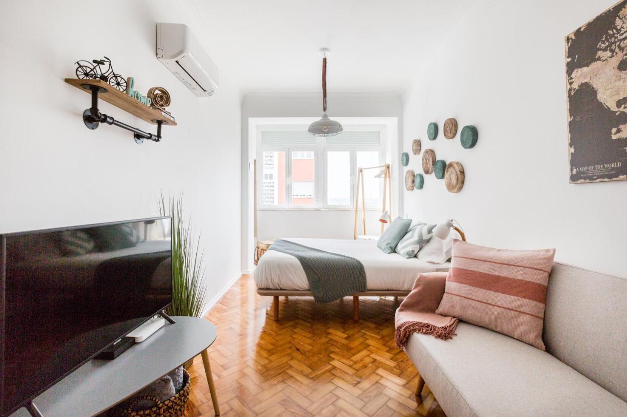 Stroll To Coffee Shops Near A Renovated Hillside Apartment In Graca Lisbon Luaran gambar