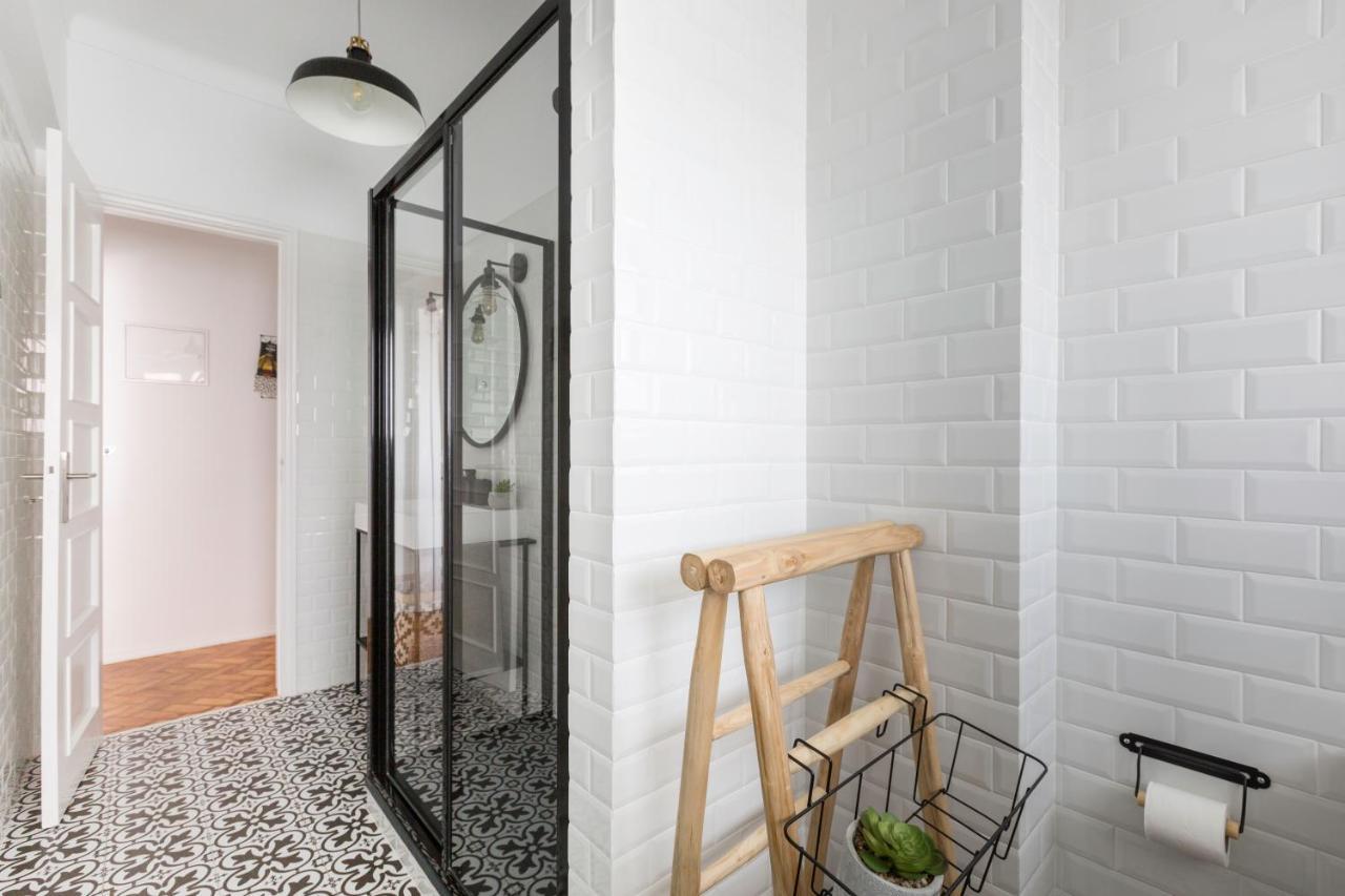 Stroll To Coffee Shops Near A Renovated Hillside Apartment In Graca Lisbon Luaran gambar
