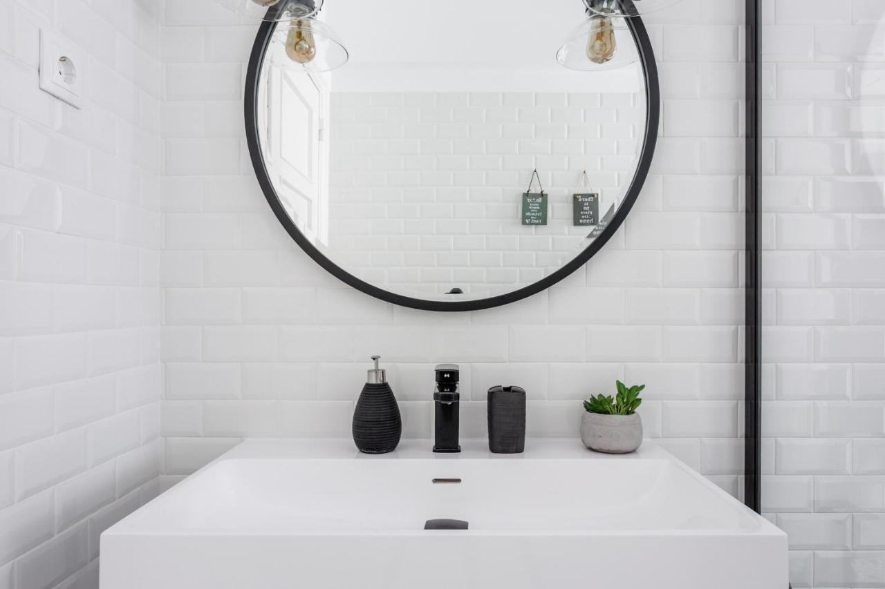Stroll To Coffee Shops Near A Renovated Hillside Apartment In Graca Lisbon Luaran gambar